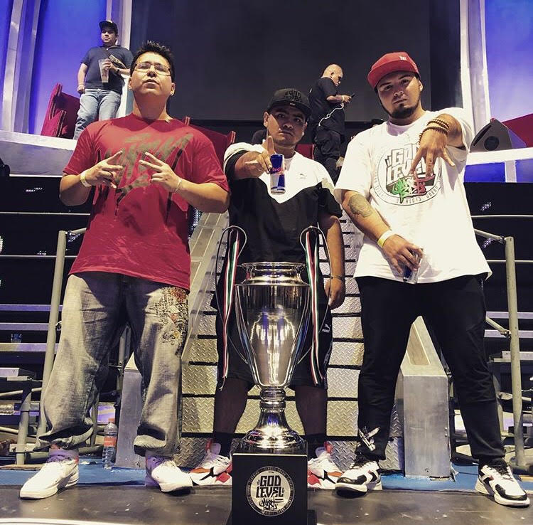 México se proclama campeón de la primara jornada del mundial por equipos God Level. RC, Aczino y Rapder. Vía Instagram: @aczino_oficial